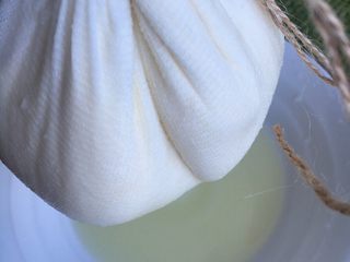 12、家庭版奶油奶酪,提起纱布扎紧悬挂起来沥干水份