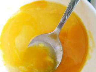 1、【宝宝一周食谱】快手早餐之零失败香蕉玛芬,1 将鸡蛋、糖、牛奶、油搅拌均匀,再加入香蕉泥搅拌均匀。