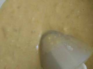 2、【宝宝一周食谱】快手早餐之零失败香蕉玛芬,2 低粉、泡打粉混合入1中翻拌