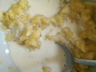 3、【宝宝一周食谱】快手早餐之零失败香蕉玛芬,3 翻拌成有粗颗粒面糊即可,不要过度搅拌,容易是面糊上劲,影响松软度