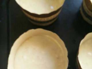 4、【宝宝一周食谱】快手早餐之零失败香蕉玛芬,4 将面糊倒入纸杯三分之二满,放入预热好的烤箱中