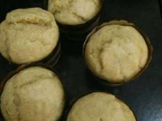 5、【宝宝一周食谱】快手早餐之零失败香蕉玛芬,5 180度20分钟可爱的香蕉玛芬就出炉了。