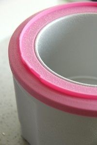 1、纯牛奶冰淇淋,准备：提前把冰淇淋机的制冷筒放入冰箱冷冻若干个小时。尽量在-18℃以下。冷冻后的蓄冷桶取出很快就会产生一层冰花