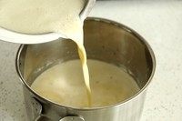 7、纯牛奶冰淇淋,将混合物倒回锅中