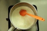 8、纯牛奶冰淇淋,以小火加热，同时用铲子不断搅拌