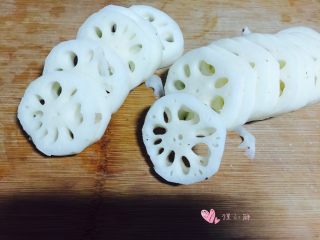 1、炸藕盒,莲藕洗干净去皮,切成约4-5mm厚的片