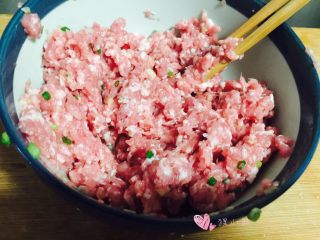 4、炸藕盒,如果肉比较干可以适量加点水进去