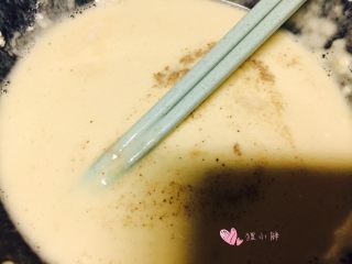 6、炸藕盒,慢慢加入清水,边加入水边搅拌。调成稀稠合适的面粉糊。然后加入盐和白胡椒粉