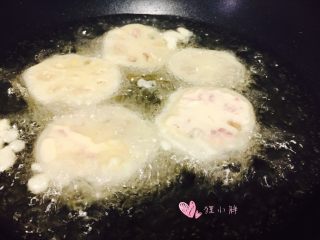 12、炸藕盒,热油下锅,面糊定型后再翻面,转小火两面炸至金黄即可,全程大火有可能外皮炸焦了里面的肉馅还没熟透