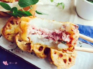 14、炸藕盒,酥脆的藕盒就炸好了,咬一口,外酥里嫩。。然后就是我突发奇想配了点老干妈,于是发现了新天地,重口的可以试下,老干妈果然是啥都配。。。