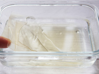 1、草莓奶冻,吉利丁片用冷水泡3-5分钟