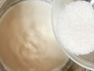 5、草莓奶冻,加白砂糖搅拌