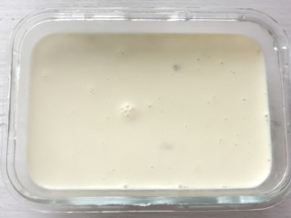 8、草莓奶冻,奶冻倒入盘中冷却半小时