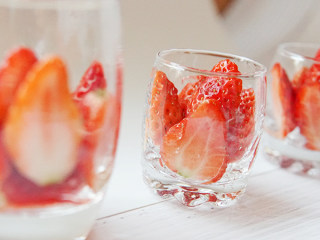 9、草莓奶冻,把草莓贴玻璃杯面放置成模型