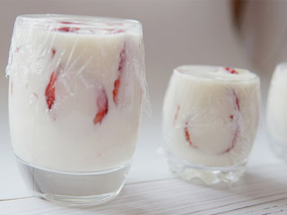 11、草莓奶冻,包上保鲜膜放入冰箱，冷藏4小时左右即可