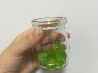1、水果味布丁（超简单）,将QQ糖倒入玻璃瓶中。我用的是大包QQ糖，70克，分在了3个100ml的玻璃瓶里，要是平时喝水的茶杯，分两杯就行。