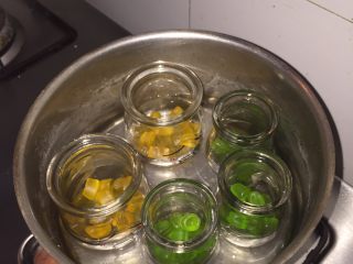 2、水果味布丁（超简单）,隔水加热直至融化。