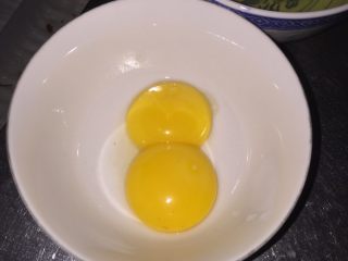 3、水果味布丁（超简单）,煮QQ糖的过程中打一个鸡蛋，只留蛋黄，因为我用了1斤牛奶（500毫升）所以需要2个蛋黄，一盒牛奶（250毫升）一个蛋黄就够了。