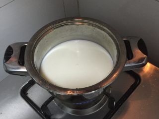 4、水果味布丁（超简单）,将一包牛奶倒入锅中，先不要加热。
