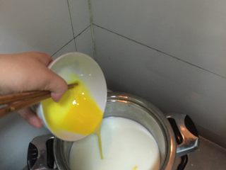 5、水果味布丁（超简单）,将蛋黄倒入凉牛奶中。