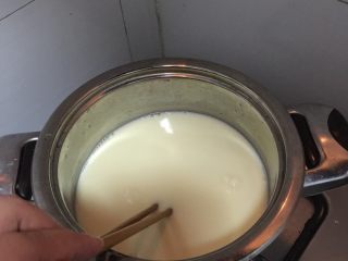 6、水果味布丁（超简单）,蛋黄和牛奶搅拌均匀。开始加热至微沸。