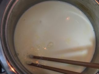 8、水果味布丁（超简单）,蛋黄牛奶微沸就关火，去掉表面那层奶皮。