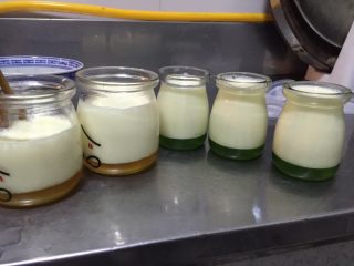 9、水果味布丁（超简单）,牛奶放凉约10分钟，然后倒进糖浆中。