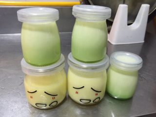 11、水果味布丁（超简单）,盖上盖子或者封保鲜膜。