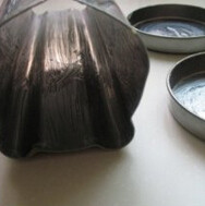 3、白巧克力面包干,将小吐司模具内壁都涂满黄油,两个盖子也要涂满黄油