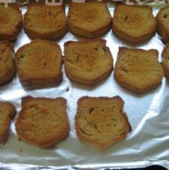 6、白巧克力面包干,将面包切片,入烤箱170度烤20分钟左右。放凉