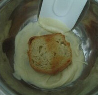 7、白巧克力面包干,用隔热水加热的方式融化巧克力,将淡奶油和白巧克力混合,将烤好的面包片一面沾满巧克力酱,晾干即可