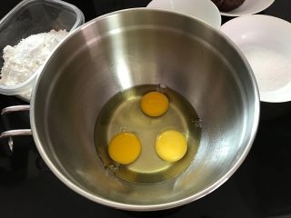 2、红豆沙鲷鱼烧,把鸡蛋打入无油无水打蛋盆中。