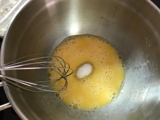 3、红豆沙鲷鱼烧,加入白砂糖打发。