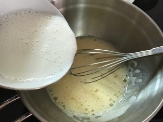 4、红豆沙鲷鱼烧,加入牛奶打匀。