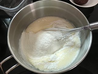 7、红豆沙鲷鱼烧,筛入混匀的粉类。