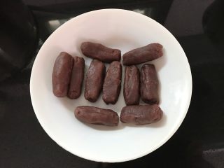 9、红豆沙鲷鱼烧,这时准备好夹馅，红豆沙分成10克一个。