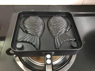 10、红豆沙鲷鱼烧,稠鱼烧模具放燃气灶上加热。