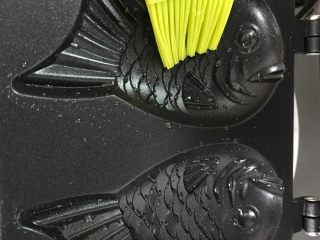 11、红豆沙鲷鱼烧,用刷子刷一层薄薄的的油。