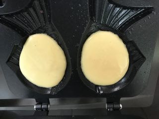 12、红豆沙鲷鱼烧,倒入模具一半的量的面糊。