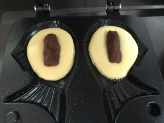 13、红豆沙鲷鱼烧,放入红豆馅。