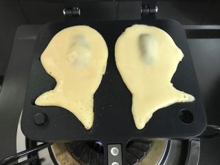 14、红豆沙鲷鱼烧,再加入另一半的面糊，铺匀整条鱼磨具。