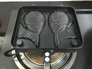 15、红豆沙鲷鱼烧,合上模具。