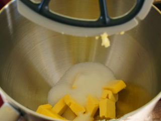 1、朴实的苹果夹心酥蛋糕——Humble Apple Shortcake ,将黄油，细砂糖放入打蛋盆，中快速打发黄油只白色蓬松状