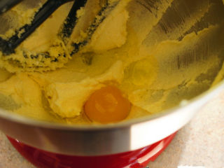 2、朴实的苹果夹心酥蛋糕——Humble Apple Shortcake ,加入鸡蛋，香草精继续打发均匀