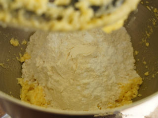 3、朴实的苹果夹心酥蛋糕——Humble Apple Shortcake ,加入面粉，烘焙泡打粉，用打蛋器搅拌均匀