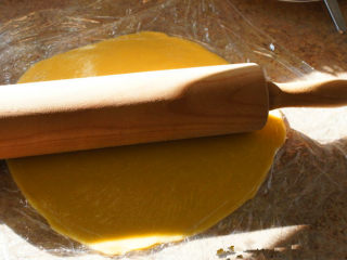 5、朴实的苹果夹心酥蛋糕——Humble Apple Shortcake ,用擀面杖轻轻擀开，大约3-5毫米的厚度