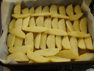 6、朴实的苹果夹心酥蛋糕——Humble Apple Shortcake ,铺上事先煮好的苹果