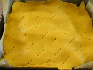 7、朴实的苹果夹心酥蛋糕——Humble Apple Shortcake ,铺上赶好的酥皮，用叉子叉洞洞