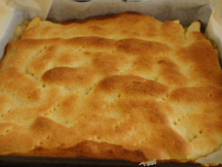 8、朴实的苹果夹心酥蛋糕——Humble Apple Shortcake ,放入烤箱，降温到180度烤20分钟左右成表面金黄即可