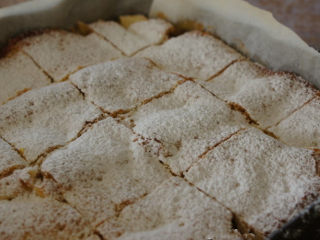 9、朴实的苹果夹心酥蛋糕——Humble Apple Shortcake ,蛋糕完全冷却后，可以撒上一些糖霜粉